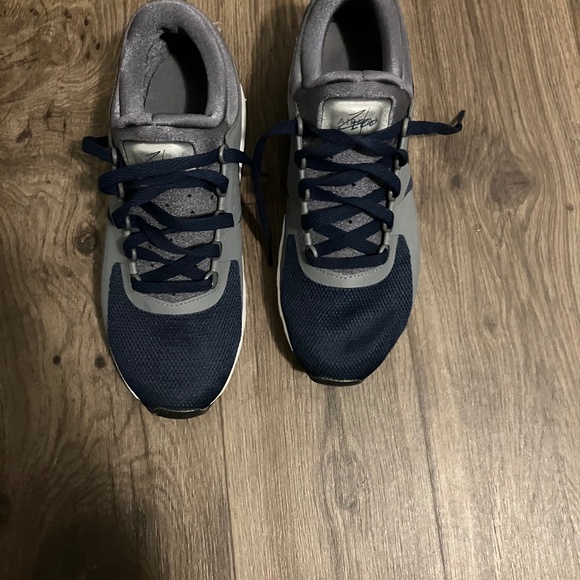 Authentic Nike sneakers size 6y - Picture 1 of 5